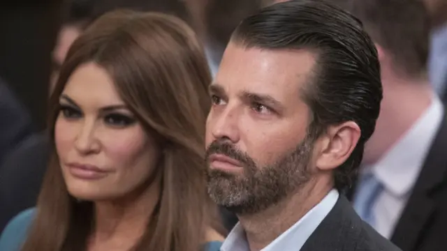 Donald Trump Jr. ao ladovaidebet jogo do tigresua namorada, Kimberly Guilfoyle