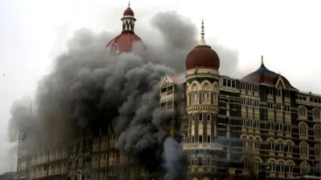 మంటల్లో దగ్ధమవుతున్న ముంబైలోని తాజ్‌మహల్ హోటల్