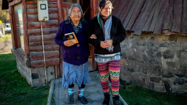 Кристина Кальдерон (на снимке слева) - последний человек на Земле, свободно говорящий на яганском