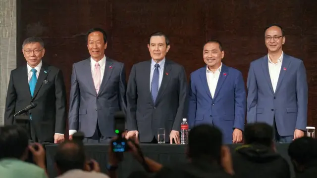 (從左至右)柯文哲、郭台銘、馬英九、侯友宜和朱立倫在台北一場新聞發佈會上合照(23/11/2023)