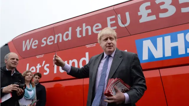 بوریس جانسون در مقابل اتوبوس ستاد طرفداران خروج بریتانیا از اتحادیه اروپا