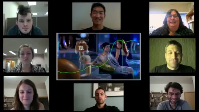 Expresiones faciales de distintas personas viendo un anuncio de M&Ms.