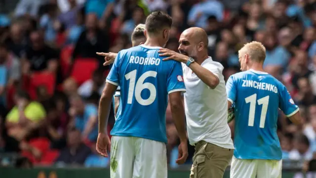 Pep Guardiola habalndo con Rodri.