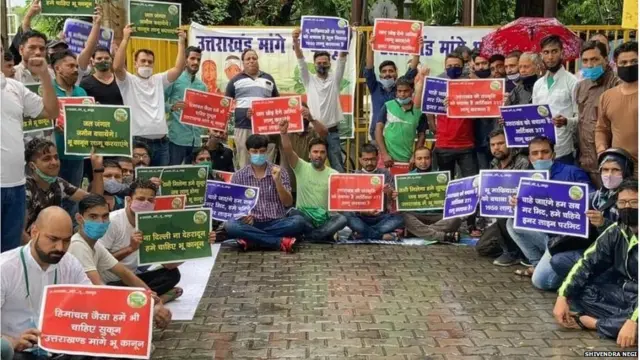 उत्तराखंड में भू-क़ानून की मांग करते युवा