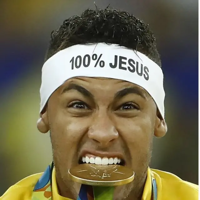 Neymar mordendo a medalhaggbet 25 euro no depositouro que ganhou na Rio 2016