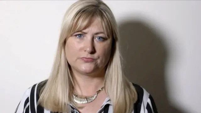 Baadhi ya wanawake wameshtaki NHS na kampuni ya kutengeneza vibandiko hivyo kwa madhara waliopata