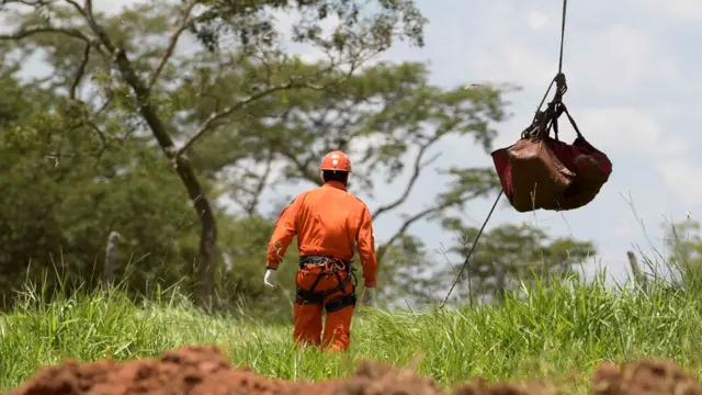 Helicóptero retira corpo encontrado na lama da mina Córrego do Feijão