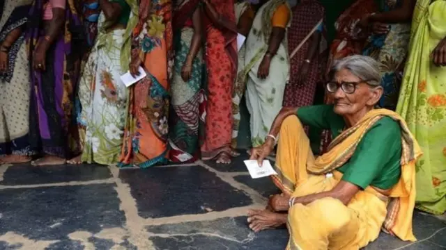 அமர்ந்திருக்கும் முதிய பெண்