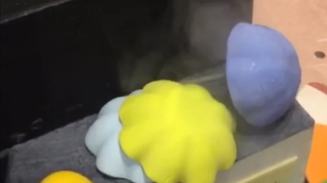 ኬኩ የሆንግ ኮንግ ተቃውሞ ምልክት በሆነው ጃንጥላ እና ጭንብል ያጌጠ ነው