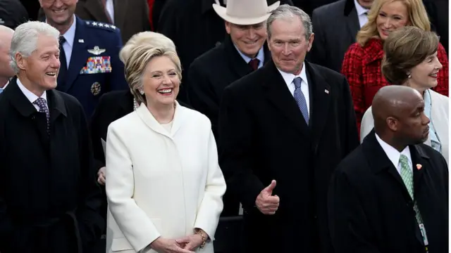 په مراسمو کې پخوانی ولسمشر بیل کلنټن (کيڼ لاس ته)، د ډیموکراټانو پخوانۍ نومانده هیلیري کلنټن، او مخکینی ولسمشر جورج ډبلیو بوش د ټرمپ د ولسمشرۍ مراسمو کې حاضر وو.