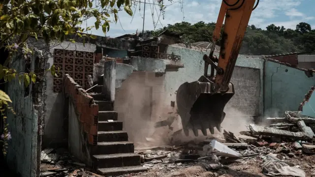 Destrucción de vivienda en favela para abrir espacio para las instalaciones olímpicas