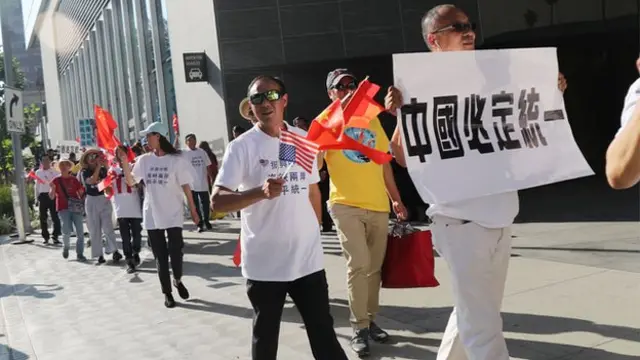 蔡英文过境之处有抗议活动。