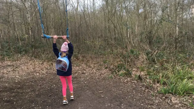 Девочка в лесу