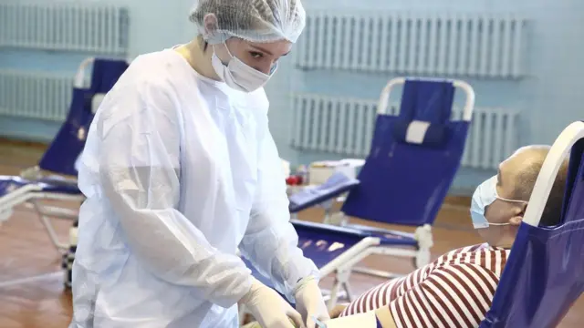 Боец Росгвардии сдает кровь в Реутове 15 апреля