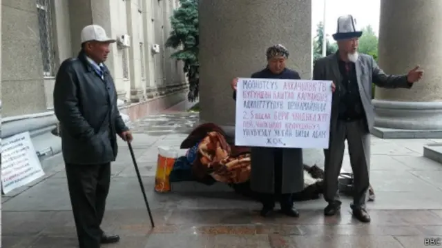 Балдары камакта жаткан ата-энелердин ачкачылык акциясы