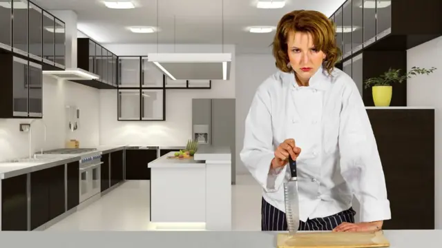 Усталый повар с ножом в руке