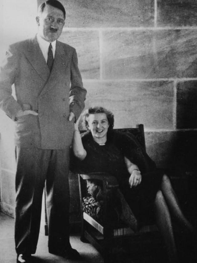 Фотоснимок Гитлера и Евы Браун, относящийся приблизительно к 1940 году и найденный среди ее личных вещей