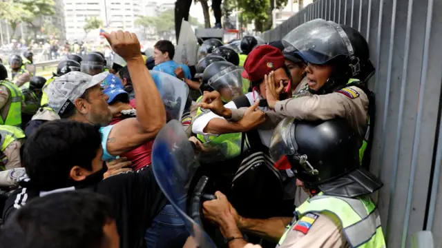 Manifestantes atacan a los guardias de seguridad