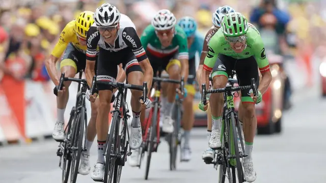 Sprint final en la novena etapa