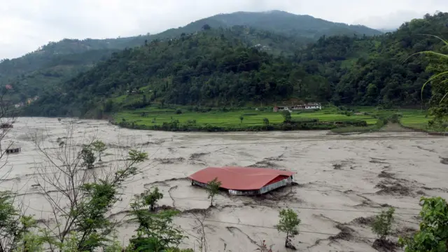 जलमग्न मेलम्ची बजार