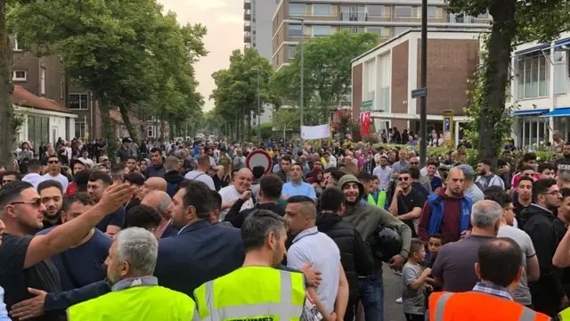 camii önünde toplanan kalabalık