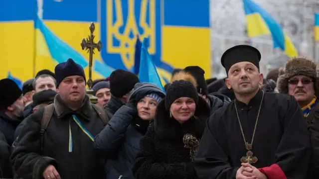 Люди на Софийской площади в ожидании завершения собора