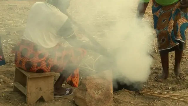 Des femmes enveloppées dans un épais nuage de fumée