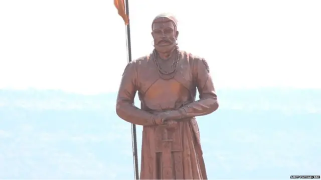 वेरूळ इथं असलेला शहाजी राजे यांचा पुतळा