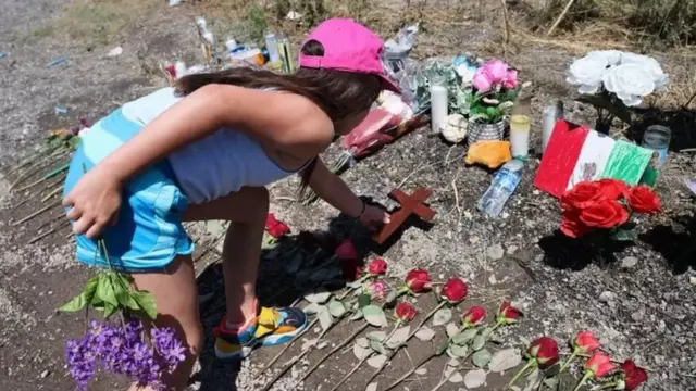 ਘਟਨਾ ਵਾਲੀ ਜਗ੍ਹਾ ਚ ਮ੍ਰਿਤਕਾਂ ਨੂੰ ਯਾਦ ਕੀਤਾ ਜਾ ਰਿਹਾ ਹੈ