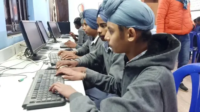 ਪਿੰਡ ਛੋਟਾ ਘਰ ਦੇ ਸਰਕਾਰੀ ਪ੍ਰਾਇਮਰੀ ਸਕੂਲ ਦੇ ਬੱਚਿਆਂ ਲਈ ਪਰਵਾਸੀ ਪੰਜਾਬੀਆਂ ਨੇ ਕੰਪਿਊਟਰ ਲੈਬ ਬਣਾ ਕੇ ਦਿੱਤੀ ਹੈ