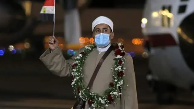 أحد العائدين من أفغانستان بعد نزوله من الطائرة في مصر