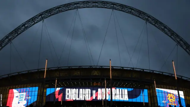 La Fédération anglaise de football a été critiquée pour ne pas avoir illuminé l'arche de Wembley aux couleurs d'Israël à la suite de l'attaque du Hamas le 7 octobre.