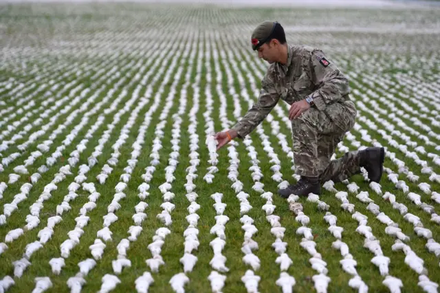 Капітан Джеймс П'ю розміщує фігурку серед інсталяції Shrouds of the Somme Роба Герда