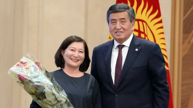 Касмамбетова сыйлык алып жаткан учуру