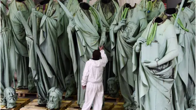 статуи апостолов