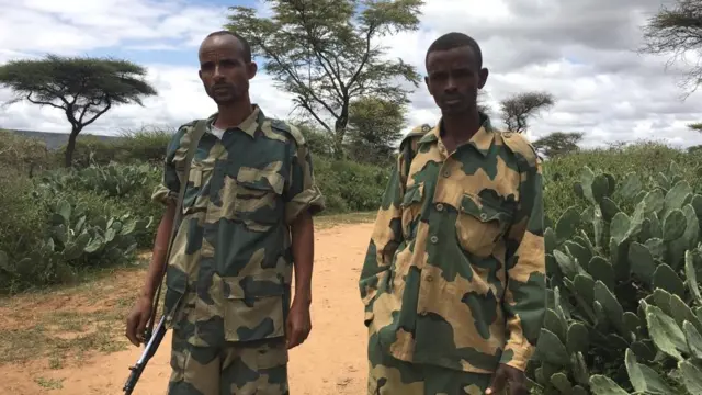 አቶ ሀሰን አሕመድ (ቀኝ) ከባልደረባቸው ጋር በባቢሌ የዝሆኖች መጠለያ ሥፍራ