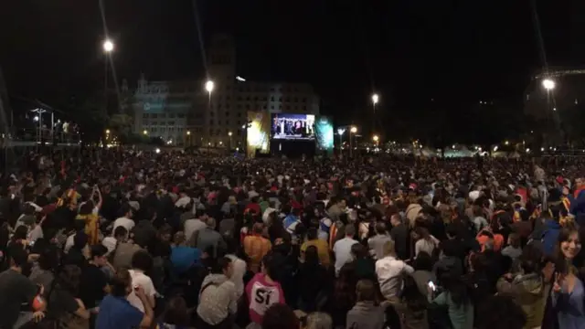 La Plaza Cataluña se llenó en la noche de simpatizantes del referéndum.