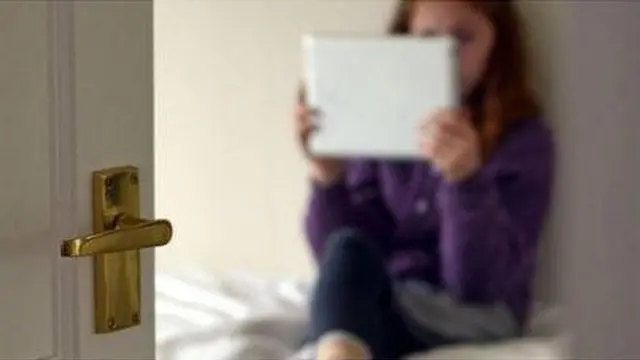 Bé gái dùng máy tính bảng