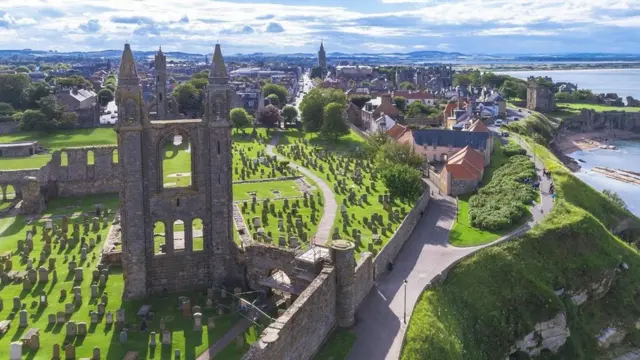 أصبحت المقابر بعيدة عن أعيننا