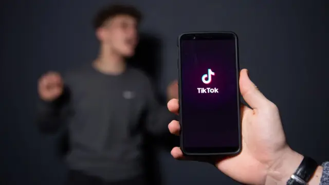 टिकटॉक व्हीडिओ