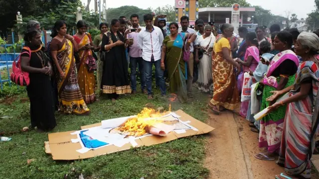 தமிழ்த்தேசிய கூட்டமைப்பின் தலைவரும், எதிர்க்கட்சித் தலைவருமாகிய இரா.சம்பந்தனின் உருவப்படம் உண்ணாவிரதம் இருந்தவர்களினால் தீயிட்டுக் கொளுத்தப்பட்டது.