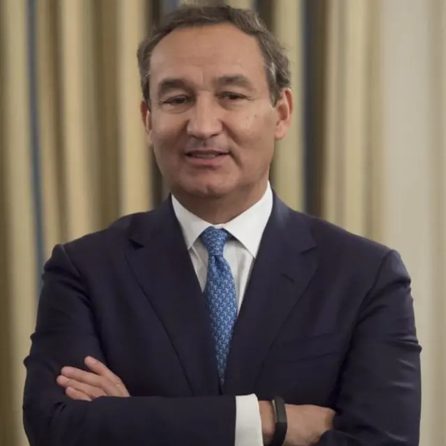Oscar Munoz cruzado de brazos
