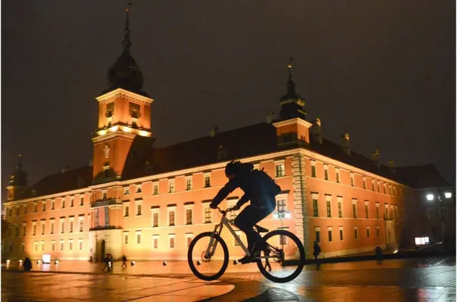 许多游客很难相信，被联合国教科文组织列为世界文化遗产的华沙老城区几乎是从零开始重建的。