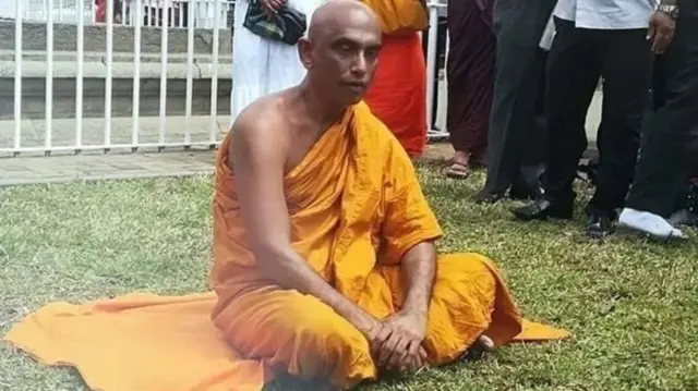 அத்துரலியே ரத்தன தேரர்