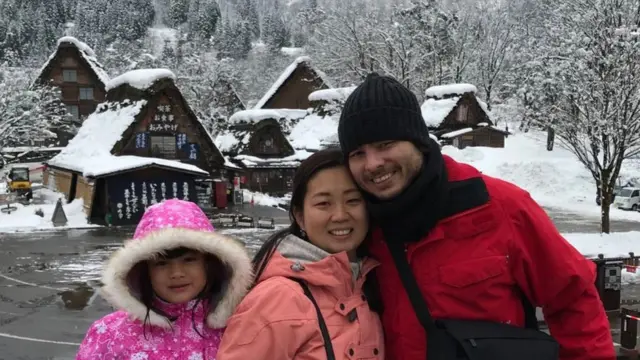 Erica Yamabe com o marido e a filha