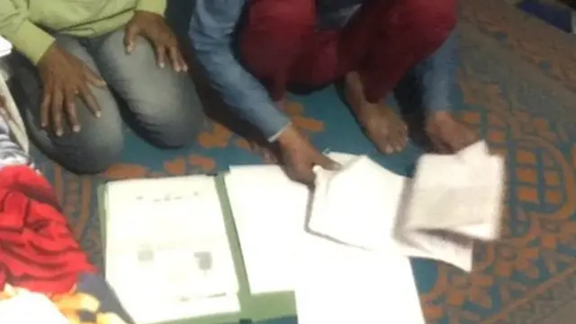 अर्चना के परिजनों के पास उन अर्जियों का पुलिंदा है जिनकी अनदेखी कर दी गई