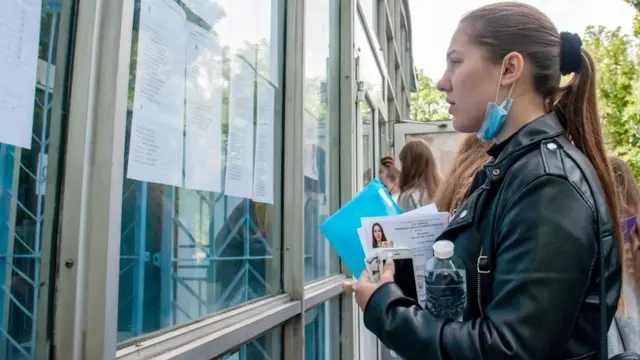 Дівчина під час ЗНО