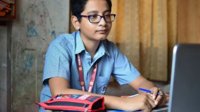 ઑનલાઇન માધ્યમથી ભણી રહેલ વિદ્યાર્થી