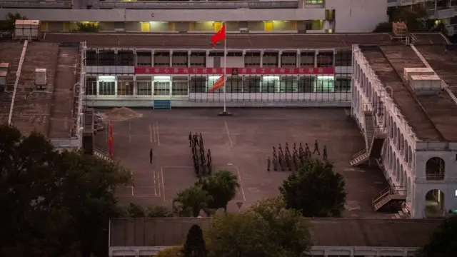 驻港中国解放军官兵在军营训练