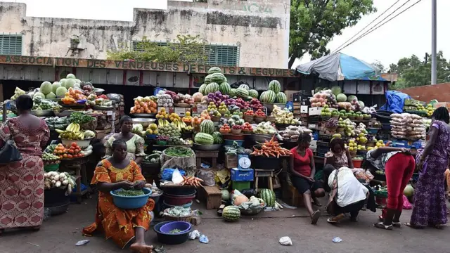 Une vue partielle du marché des fruits et légumes à Ouagadougou